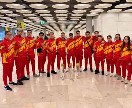 Imagen secundaria 1 - La deportista junto al presidente del CD Bierzo Box, Diego Vázquez, con la selección española de kickboxing y tras ganar la medalla de plata el en Campeonato del Mndo WAKO.