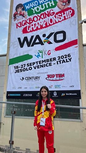 Imagen secundaria 2 - La deportista junto al presidente del CD Bierzo Box, Diego Vázquez, con la selección española de kickboxing y tras ganar la medalla de plata el en Campeonato del Mndo WAKO. 