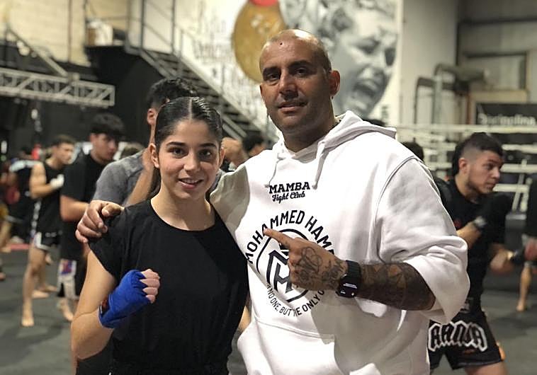 Imagen principal - La deportista junto al presidente del CD Bierzo Box, Diego Vázquez, con la selección española de kickboxing y tras ganar la medalla de plata el en Campeonato del Mndo WAKO.