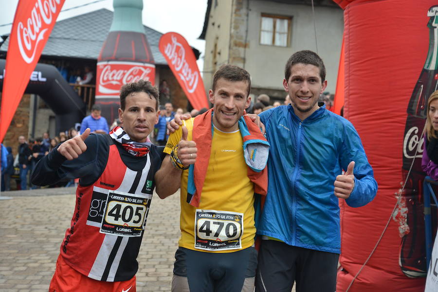 El ganador, Alfredo Gil, entre Ismail Razga (segundo) y Manuel Merillas (tercero)