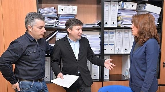 Los concejales de USE Bierzo, Santiago Macías, Samuel Folgueral, y Cristina López.