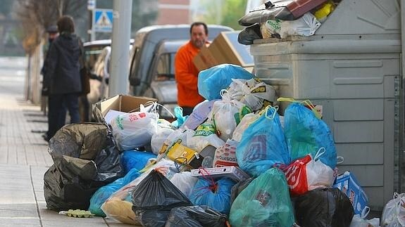 Imagen de archivo de una huelga anterior del servicio de recogida de basura en Ponferrada.