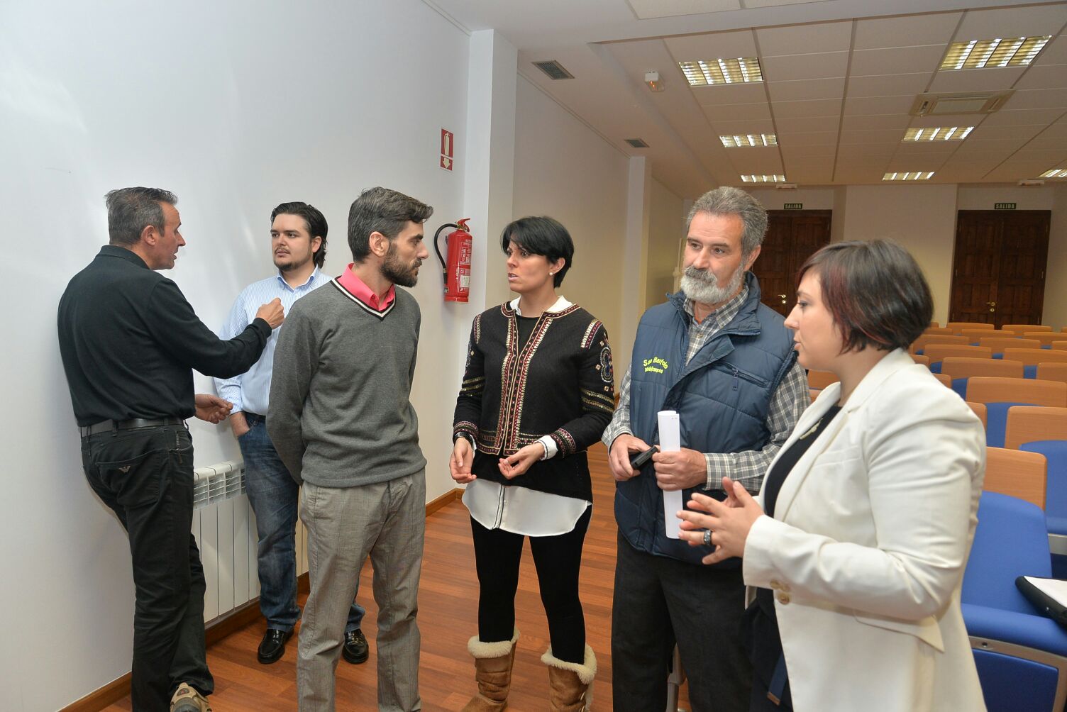 La presidenta del Imfe conversa con técnicos y pedáneos, en la presentación del proyecto. 