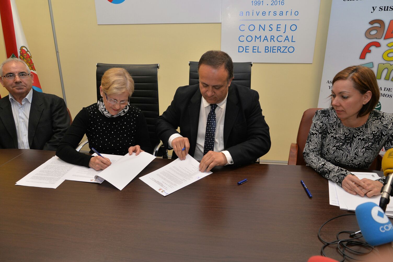 El presidente del Consejo Comarcal y la presidenta de Alfaem Salud Mental en León, durante la firma del convenio