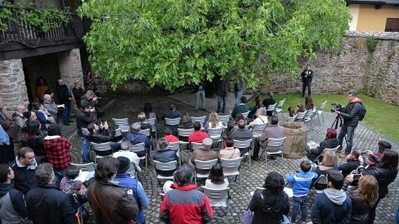 El libro 'Entre amigos' fue presentado en el patio del Museo del Bierzo, bajo la higuera.