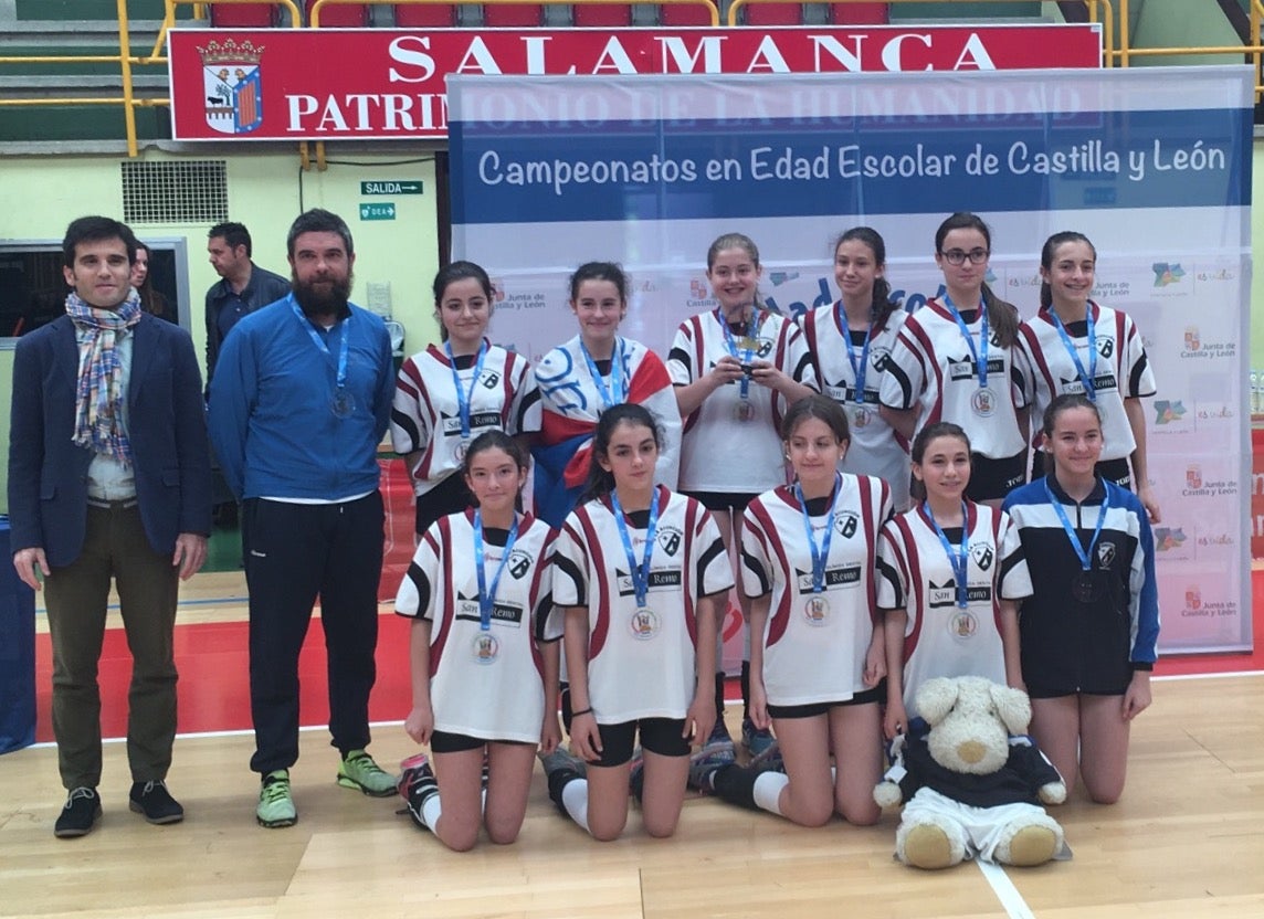 Las jugadoras de La Asunción posan con las medallas de campeonas.
