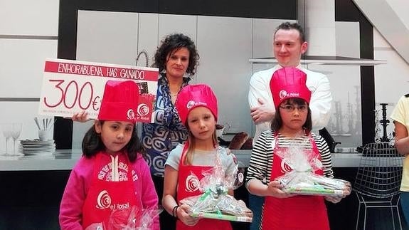 Imagen de los ganadores junto al chef Iván Muñoz.