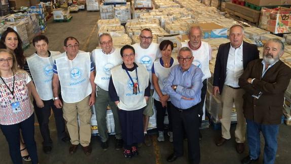 Representantes de los Bancos de Alimentos junto a responsables de Gadis, en la entrega de víveres del 'Mayo Solidario'.