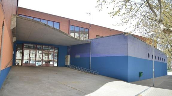 Entrada de las piscinas del campus.