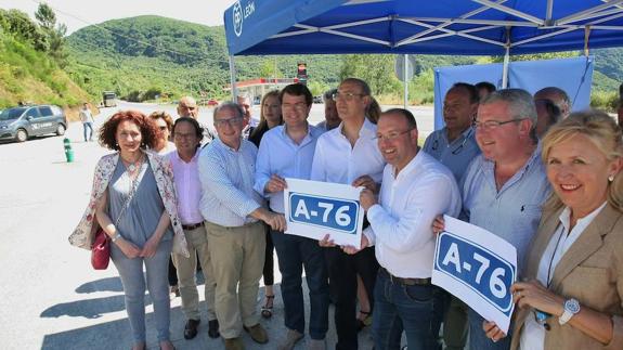 El secretario general del PP de Castilla y León, Alfonso Fernández Mañueco (2I), junto a su homólogo en el PP de Galicia, Miguel Tellado (D), durante el acto de apoyo a la A-76.