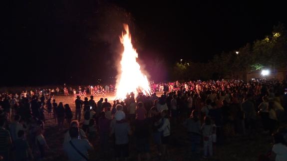 Decenas de personas se dieron cita en la hoguera de San Juan del casco antiguo de Ponferrada.