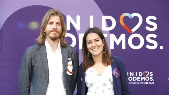 El secretario autonómico de Podemos, Pablo Fernández, participa en un acto de cierre de campaña en la capital leonesa. Junto a él, la candidata al Congreso por León, Ana Marcello