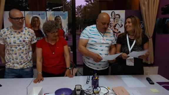 La número 1 de Unidos Podemos al Senado por León, Emilia Esteban, junto a miembros de la coalición este domingo en la sede de Ponferrada.