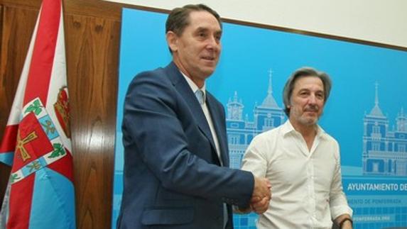El concejal de Bienestar Social, Pedro Muñoz, junto al director de Negocios de La Caixa en León, Pablo Sancho (I), durante la firma del convenio.