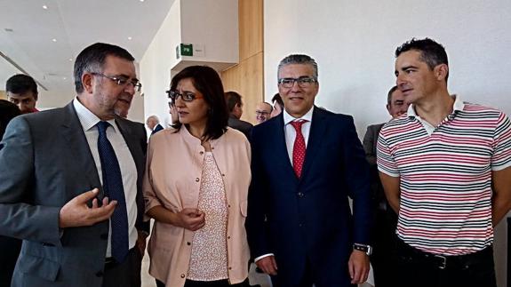 El consejero delegado de Funespaña, Alberto Ortiz, y el gerente de Funerarias Reunidas del Bierzo, Delmiro Vega, junto a los concejales Amparo Vidal y Roberto Mendo, en la inauguración del nuevo tanatorio La Encina.