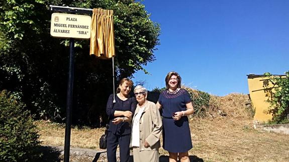 La concejala de Cultura, María Antonia Gancedo, la viuda de 'Sira' y una de sus hijas fueron las encargadas de descubrir la placa que da nombre a la plaza.