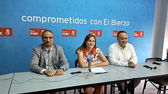 La procuradora del PSOE, Gloria Acevedo, presentó este viernes la propuesta junto al secretario comarcal,  Gerardo Álvarez,  y el portavoz en Ponferrada, Olegario Ramón.