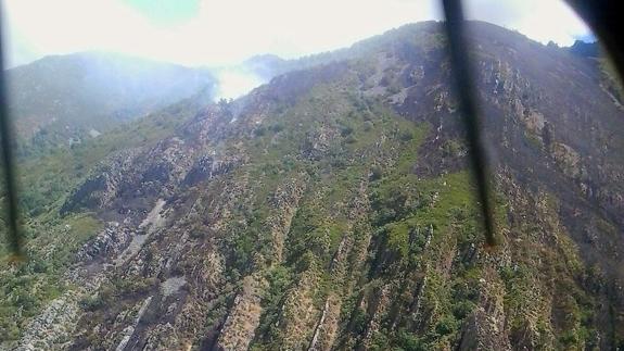 Imagen del incendio en Valseco (Palacios del Sil).