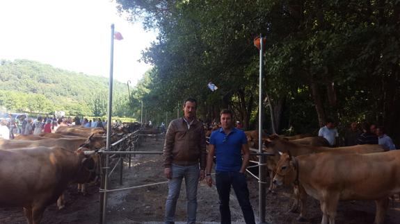 El alcalde de Balboa, junto al vicepresidente del Consejo Comarcal durante la Feria del Ganado.