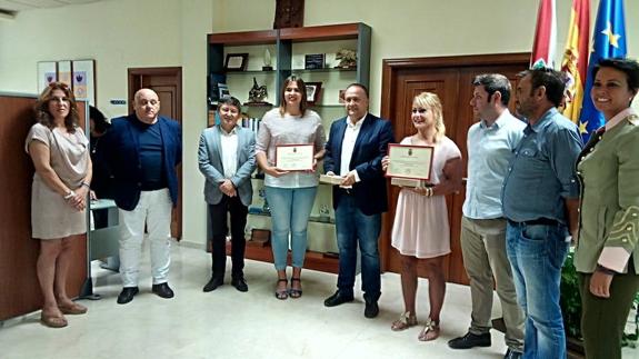 Las deportistas olímpicas junto al presidente comarcal y los portavoces de los grupos políticos del Consejo, durante el acto de reconocimiento.