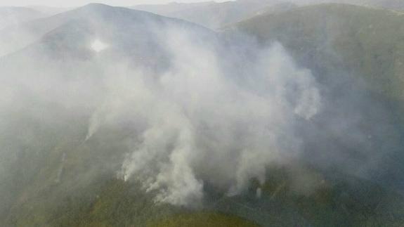 Permanece activo el fuego declarado el lunes en Benuza tras calcinar 30 hectáreas
