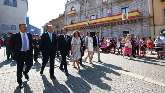 El consejero de Fomento (C) junto a la alcaldesa de Ponferrada y el resto de autoridades asistentes al Día del Bierzo, durante la procesión