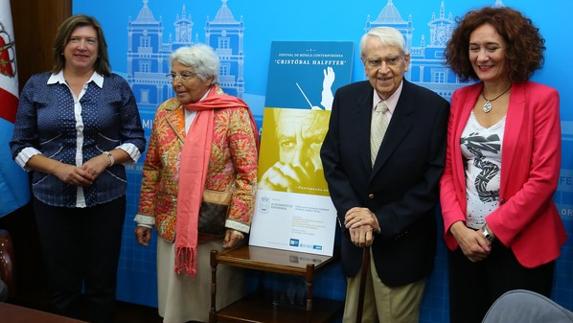 Cristóbal Halffter y su esposa junto a la alcaldesa y la concejala de Cultura, en la presentación del festival.