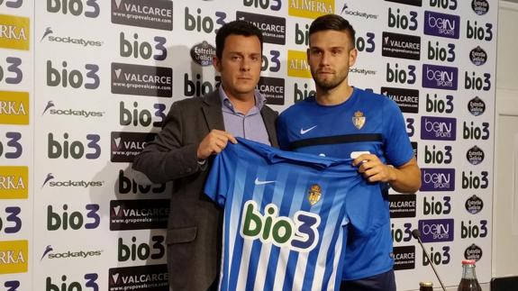 Eduardo Domínguez y David Goldar, en la presentación del jugador.