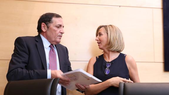 El consejero de Sanidad, Antonio María Sáez, y la consejera de Familia e Igualdad de Oportunidades, Alicia García.