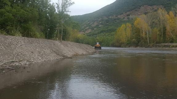 Obras en el río Sil en Toral de Merayo.