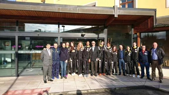 Foto de familia del CBB y responsables del Hospital de la Reina. 