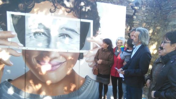 Pedro Muñoz, acompañado de representantes del Consejo Municipal de las Mujeres, contempla el mural conmemorativo realizado por Asier Vera