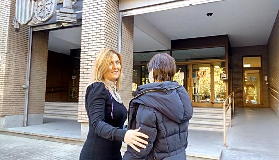 La joven de Fabero agredida por su expareja (de espaldas) junto a su abogada, Emilia Esteban, ante los juzgados de Ponferrada. 