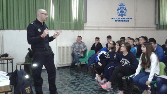 Imagen de la charla de la Policía Nacional en un instituto de Ponferrada.