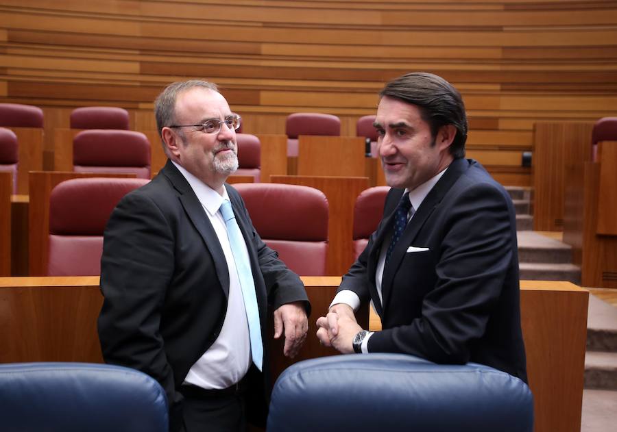 El consejero de Educación, Fernando Rey, junto al consejero de Fomento, Juan Carlos Suárez Quiñones, en el Pleno de las Cortes.