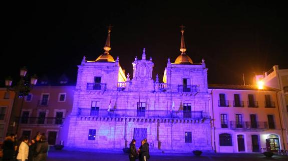 Las fachadas de cinco ayuntamientos de la comarca se iluminarán de azul.