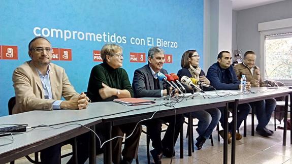 Los parlamentarios nacionales del PSOE por León, Aurora Flórez y Graciliano Palomo, junto al presidente del Consejo, Gerardo Álvarez, la secretaria general del PSOE de Ponferrada, Rita Prada, y el portavoz socialista, Olegario Ramón.