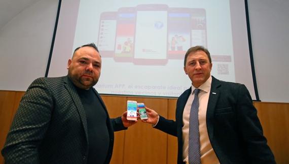 El presidente de Templarium Felipe Álvarez (I), junto al consejero delegado de Proconsi, Tomás Castro (D), en la presentación de la nueva aplicación para dispositivos móviles.