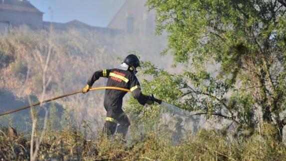 Un bombero sofoca un incendio en Ponferrada.