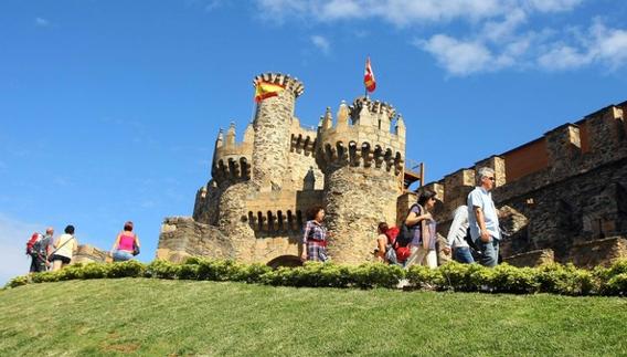 Turistas visitando el Castillo de los Templarios de Ponferrada. 