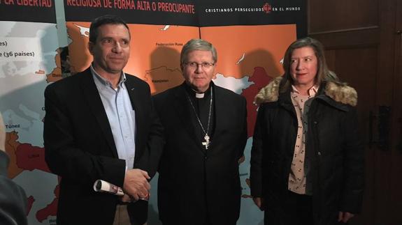 El obispo de Astorga (C) fue el encargado de inaugurar la exposición junto a la concejala de Cultura de Ponferrada.