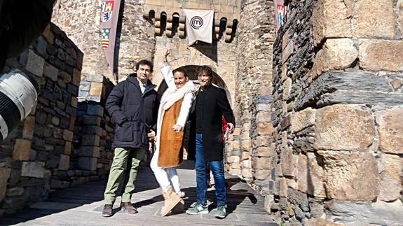 El jurado de MasterChef posa en la puerta principal del castillo de los Templarios que luce engalanada con el logo oficial del programa.