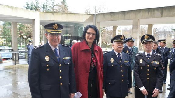 La subdelegada del Gobierno en León, Teresa Mata (2I), durante un acto en Ponferrada.