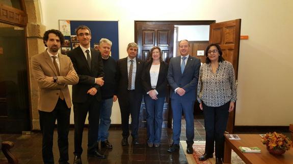 Los rectores de las universidades de Vigo y León presentaron al equipo de gobierno el proyecto.