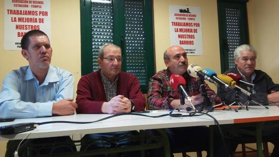 El presidente de la Asociación de Vecinos La Estación-Temple, Jesús López (2D), junto a miembros de la directiva, en su comparecencia ante los medios.