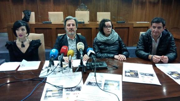 El concejal de Bienestar Social, Pedro Muñoz, junto a las representantes de Cocemfe y la Asociación de Mujeres Progresistas, durante la presentación de los actos.