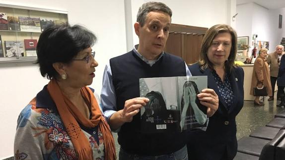 Mar Palacio, presidenta del IEB, Miguel José García, autor del libro, y María Antonia Gancedo, concejala de Cultura de Ponferrada. 