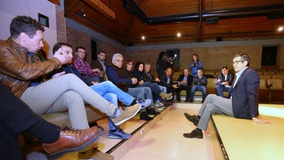 El candidato a la Secretaría General del PSOE, Patxi López (C), durante su visita a Toreno, en la que se ha reunido con alcaldes mineros de la provincia. 