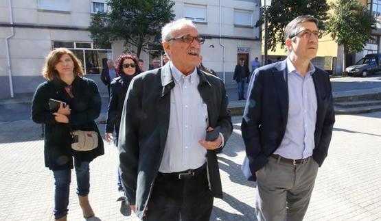 El candidato a la Secretaría General del PSOE, Patxi López (D), junto al alcalde de Toreno (León), Laureano González (I), durante su visita al municipio.