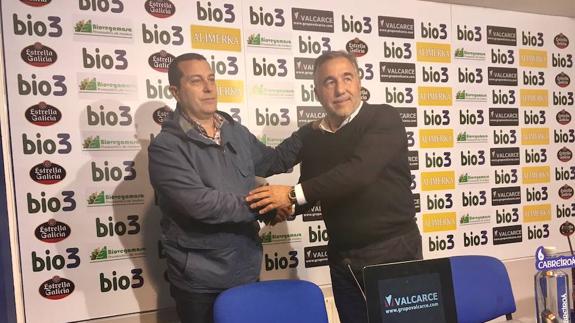 El nuevo entrenador de la Ponferradina, Miguel Ángel Álvarez Tomé, junto al presidente del club, José Fernández Nieto.